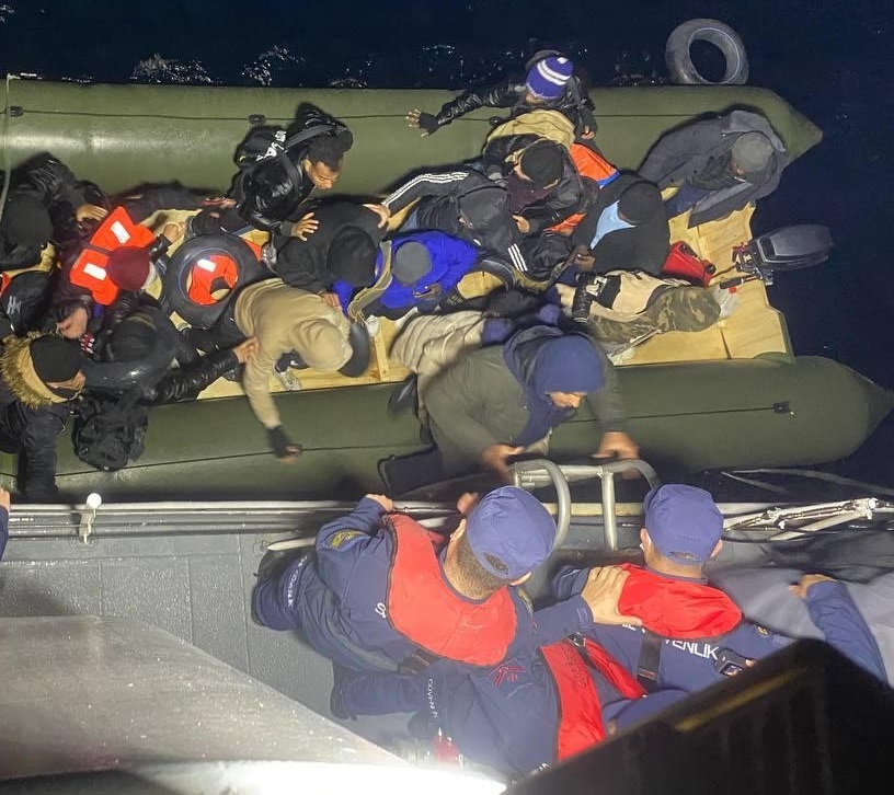 Lastik Bot İçerisinde 24 Düzensiz Göçmen Yakalandı