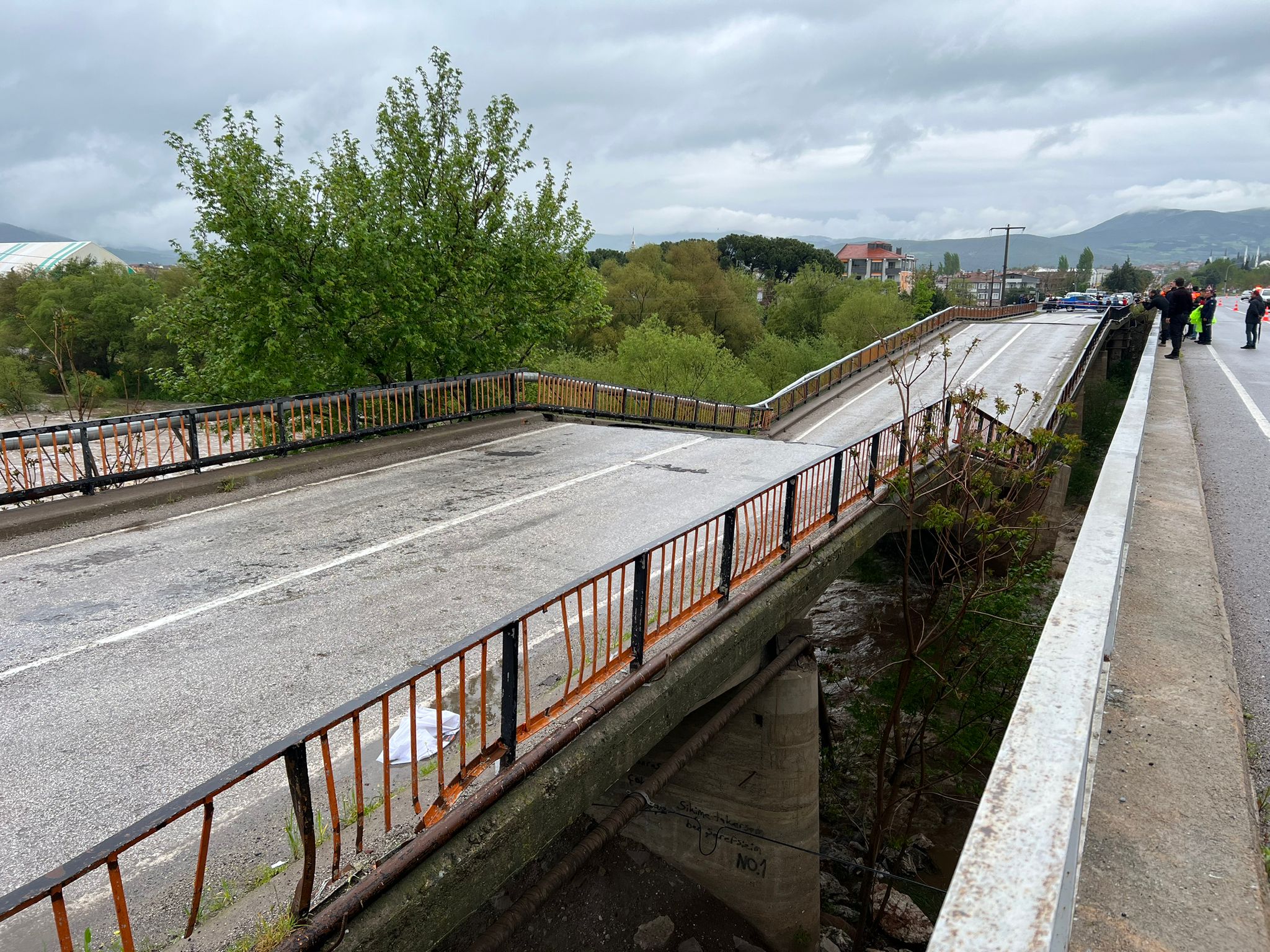 Aşırı Yağıştan Kepsut İlçe Girişindeki Köprüde Çökme Meydana Geldi