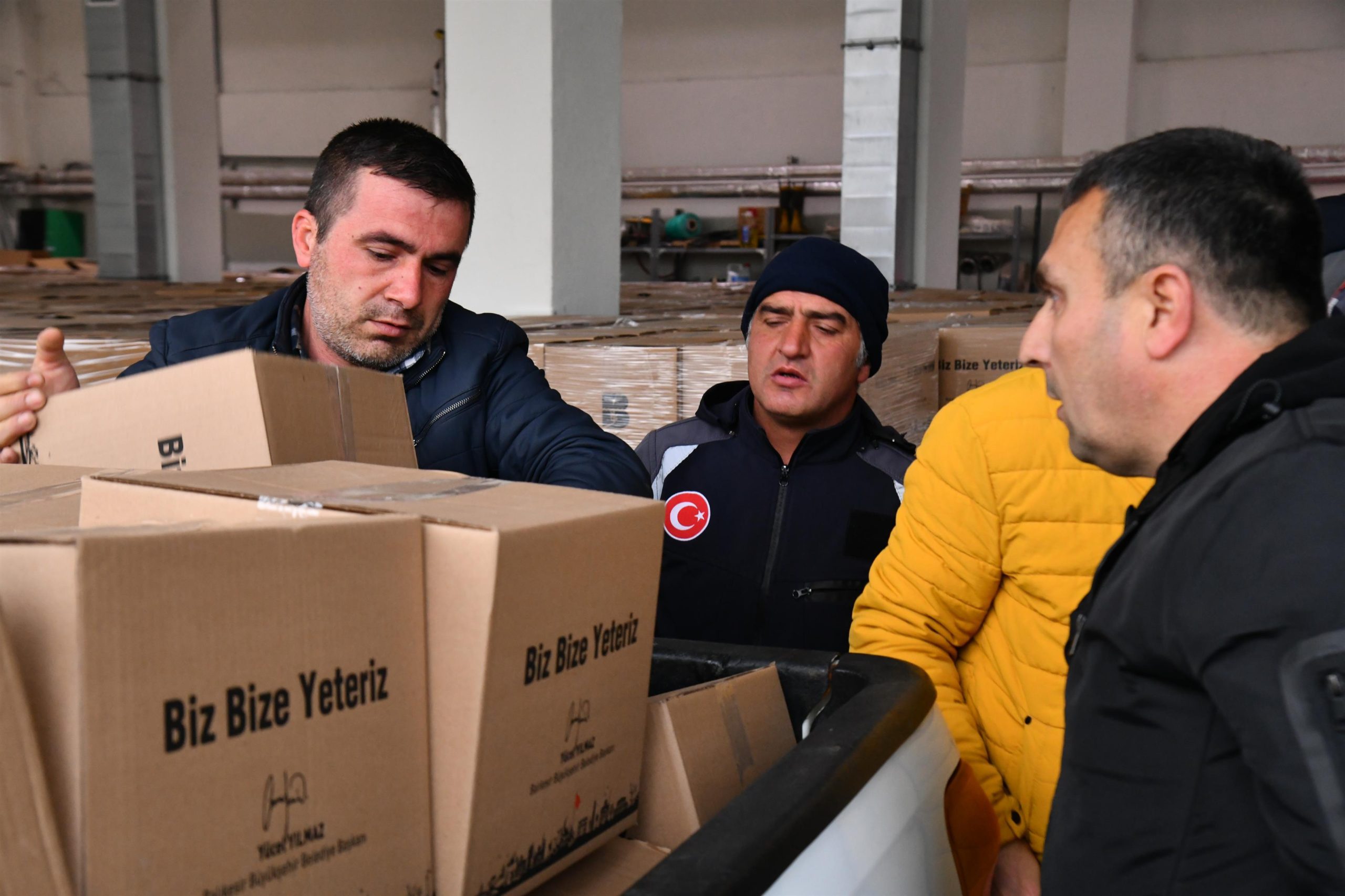 Büyükşehir İhtiyaç Sahiplerine Ramazan Kolisi Dağıttı