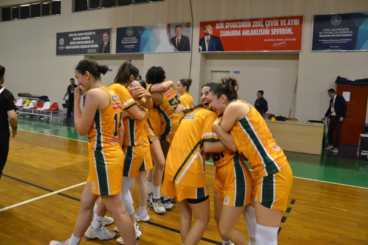 Ferhatoğlu Edremit Belediyesi Gürespor Yarı Finalde