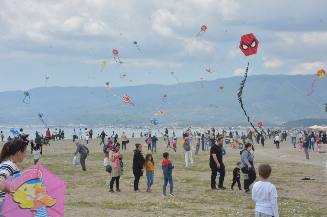 23 Nisan’da Gökyüzü Uçurtmalar İle Kaplandı