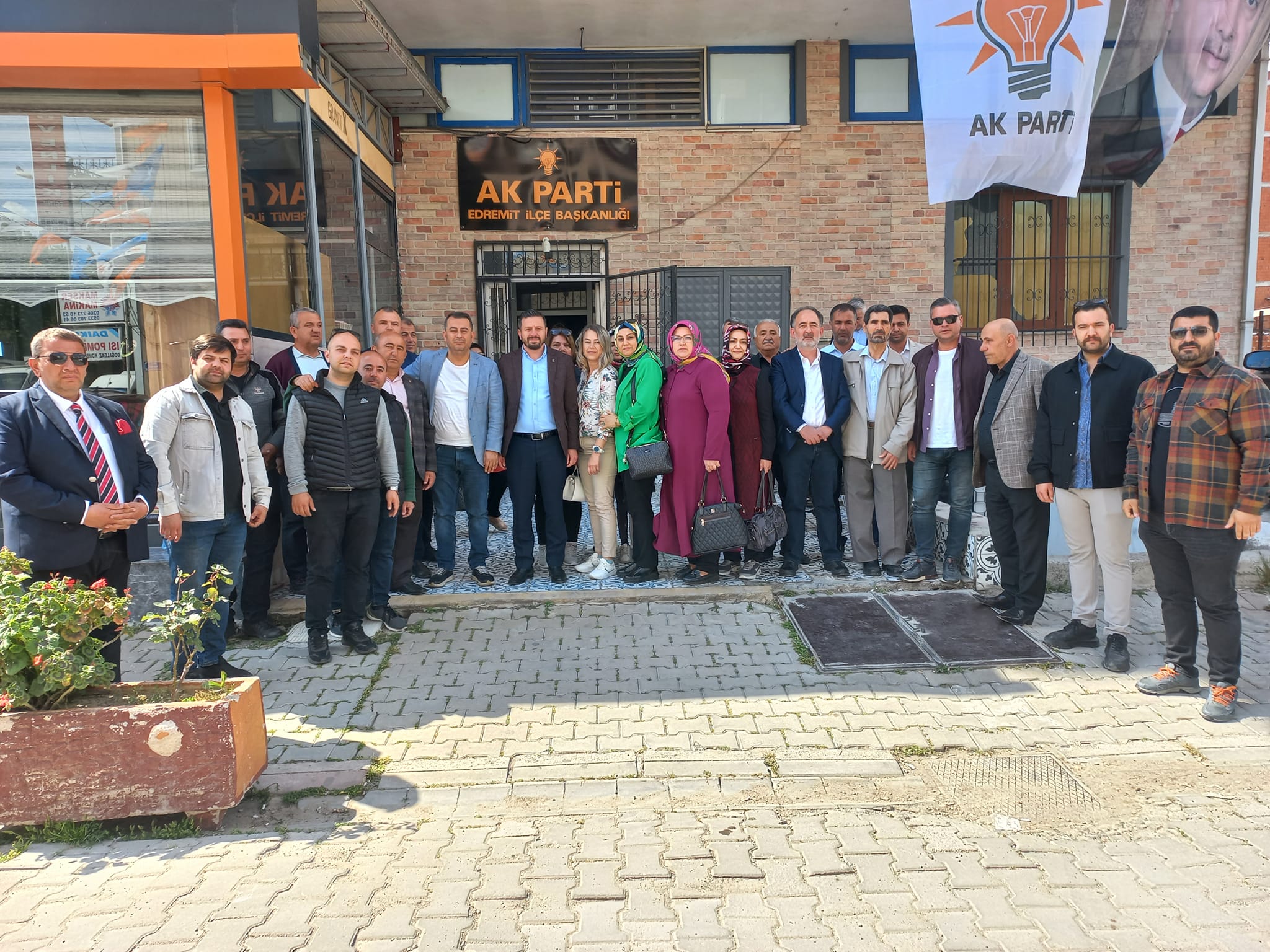 AK Parti Milletvekili Adayı Aydemir’i Edremit Kucakladı