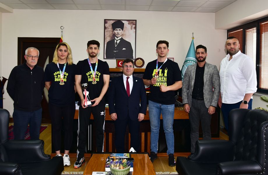 BAÜN Rektörü Prof. Dr. Yücel Oğurlu, Şampiyon Boksörlerle Buluştu