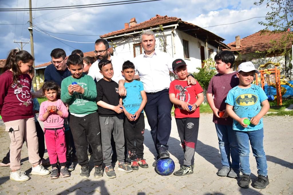 Milletvekili Canbey Çocuklarla Futbol Oynadı