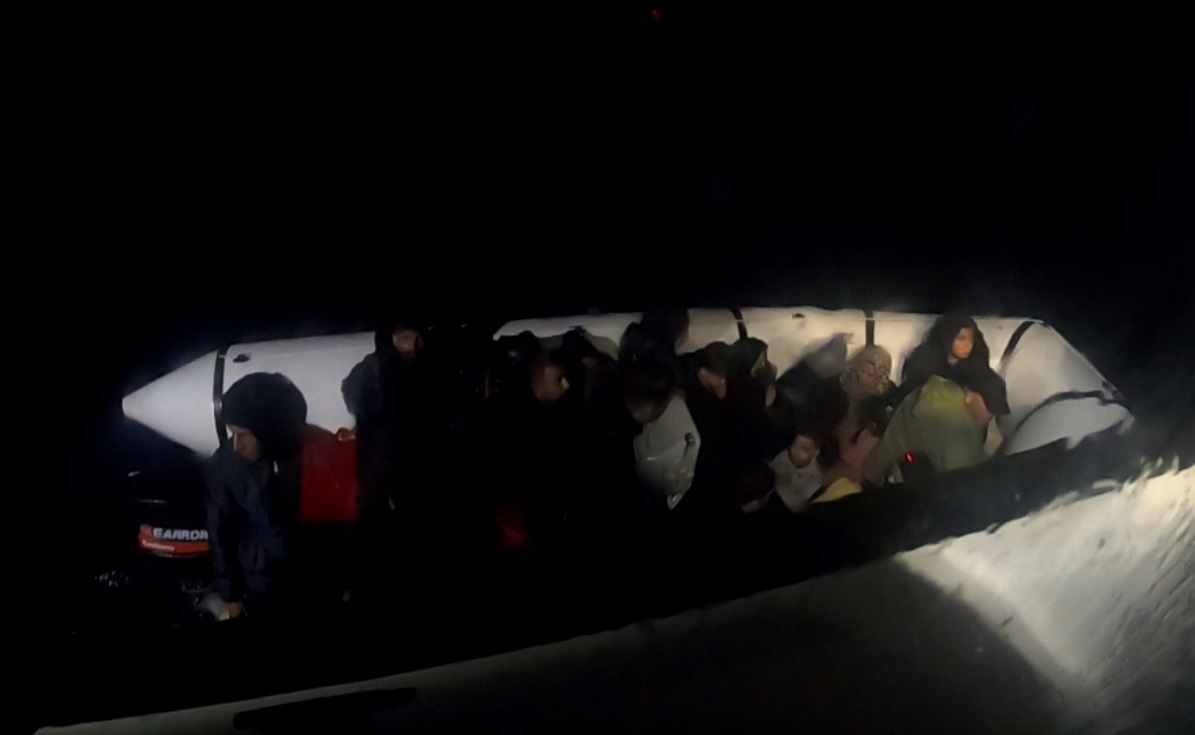 Lastik Bot İçerisinde 23 Düzensiz Göçmen Yakalandı