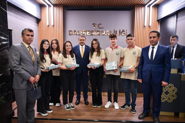 Başarılı öğrenciler ödüllendirildi