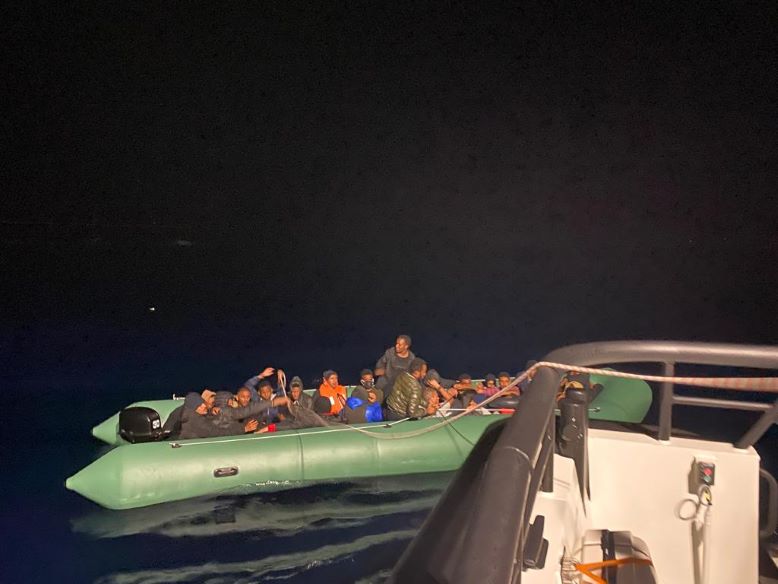 Ayvalık’ ta düzensiz göçmenler kurtarıldı