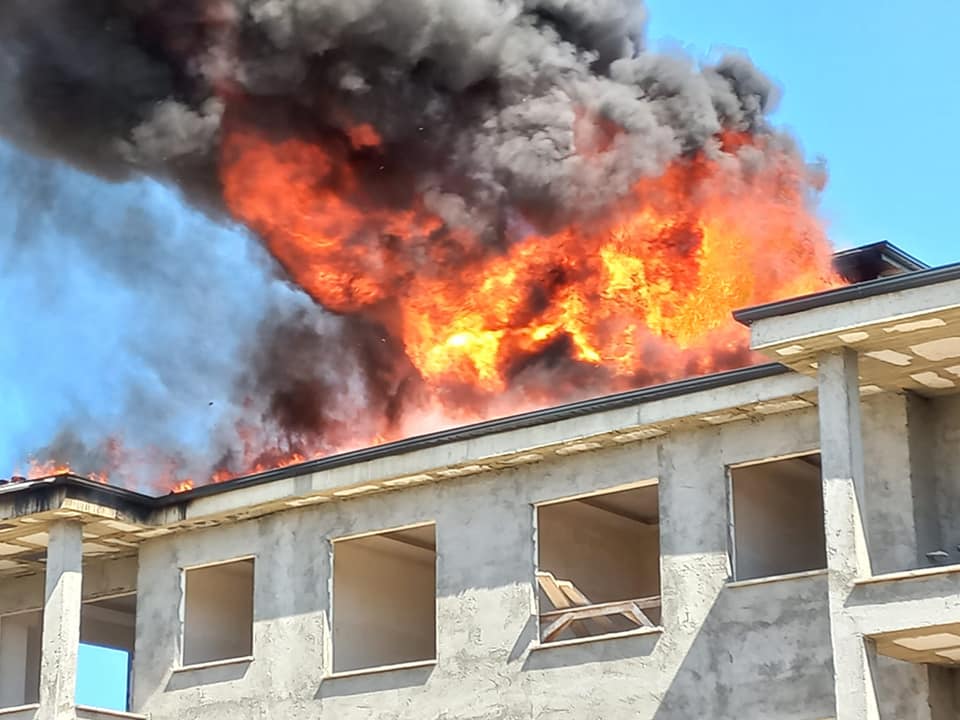 Yangında İşçiler Canını Zor Kurtardı