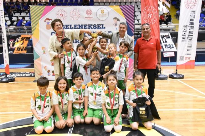 Milli Eğitim Müdürü Geleneksel Çocuk Oyunlarında