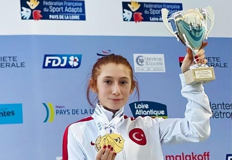 Altın madalya ile ülkesine döndü