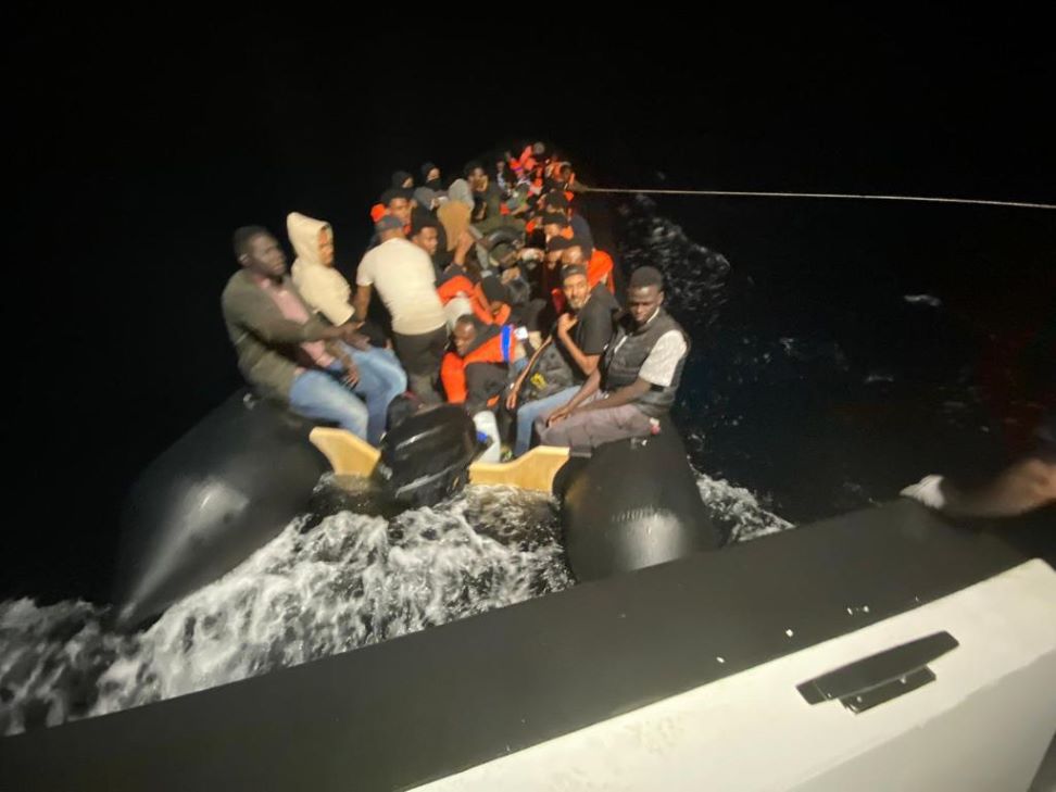 Lastik bot içerisinde 41 göçmen kurtarıldı