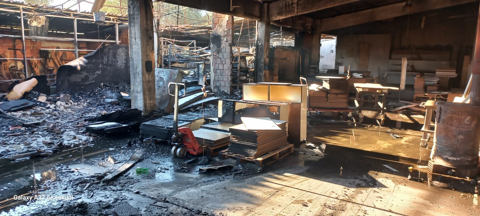 Edremit’te orman ürünleri tesisinde çıkan yangın korkuttu