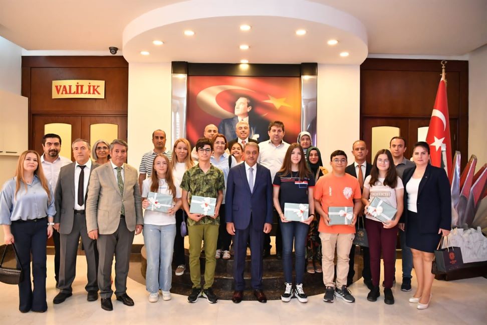 LGS’ de Başarılı Öğrenciler Ödüllendirildi