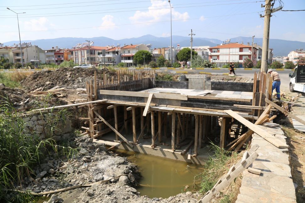 Akçay Pina Deresi’ne yeni köprü yapımına başlandı