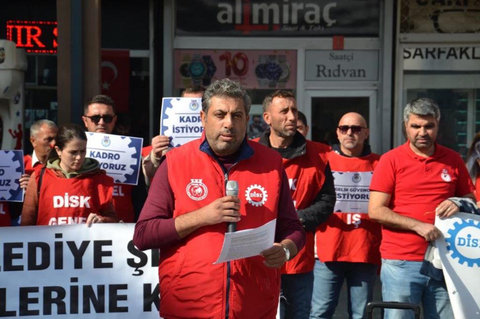 Belediye işçileri kadro talebi için iş yavaşlatıyor