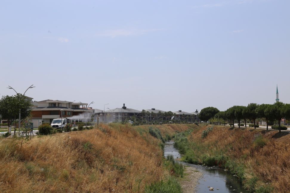 Edremit’te sinekle 7/24 mücadeleye devam