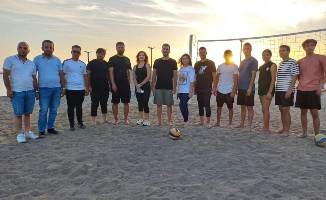 Milletvekili Öztaylan AK Gençlerle Beach Voleybolu Oynadı