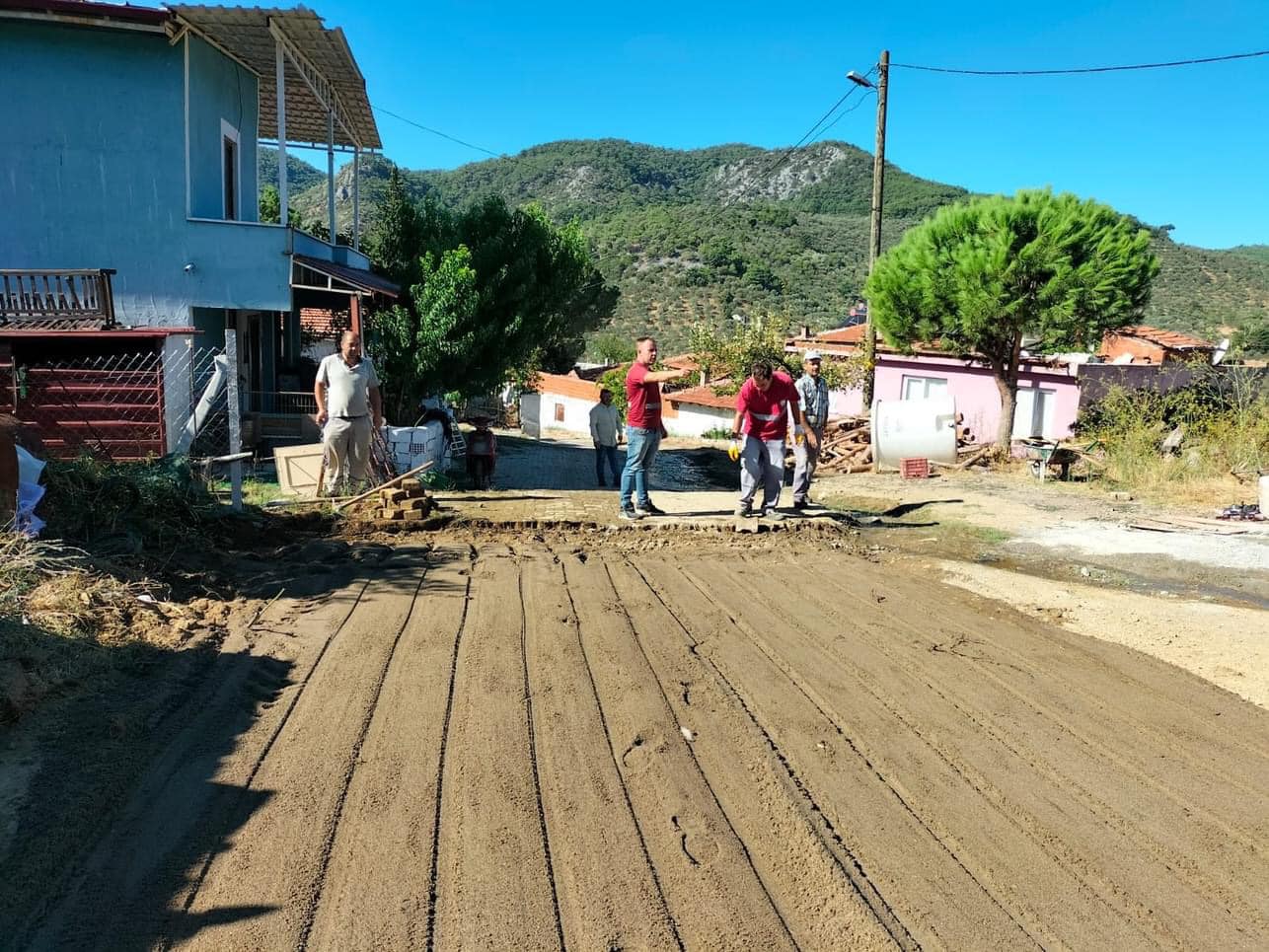 EDREMİT’TE YOLLAR DÖRT KOLDAN YENİLENİYOR