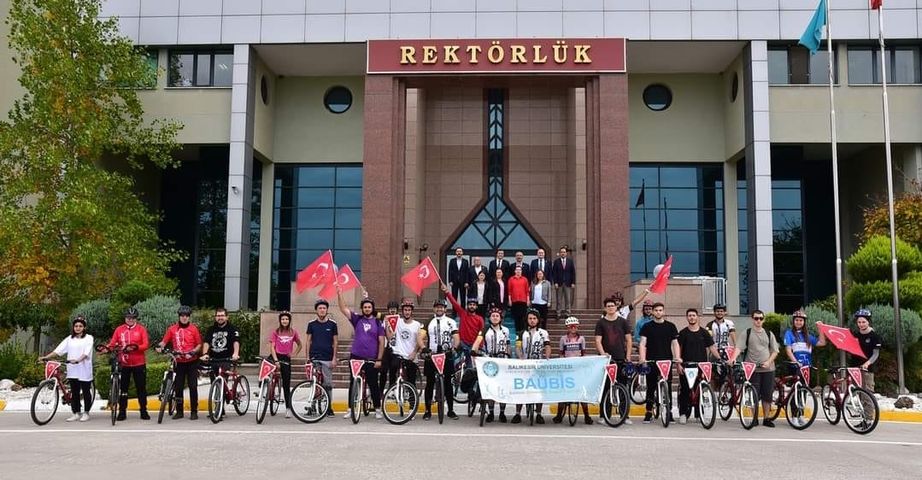 BALIKESİR ÜNİVERSİTESİ ÖĞRENCİLERİNDEN CUMHURİYETİN 100. YILINA ÖZEL BAYRAK SÜRÜŞÜ