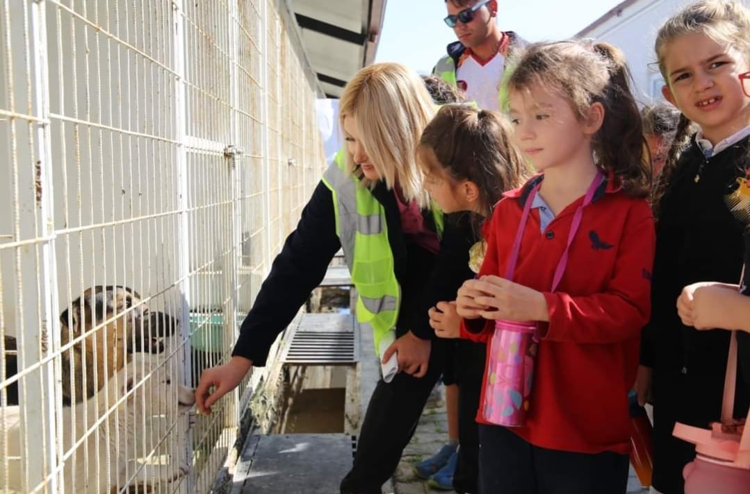BURHANİYE’DE ÖĞRENCİLERDEN HAYVAN BARINAĞINA ZİYARET