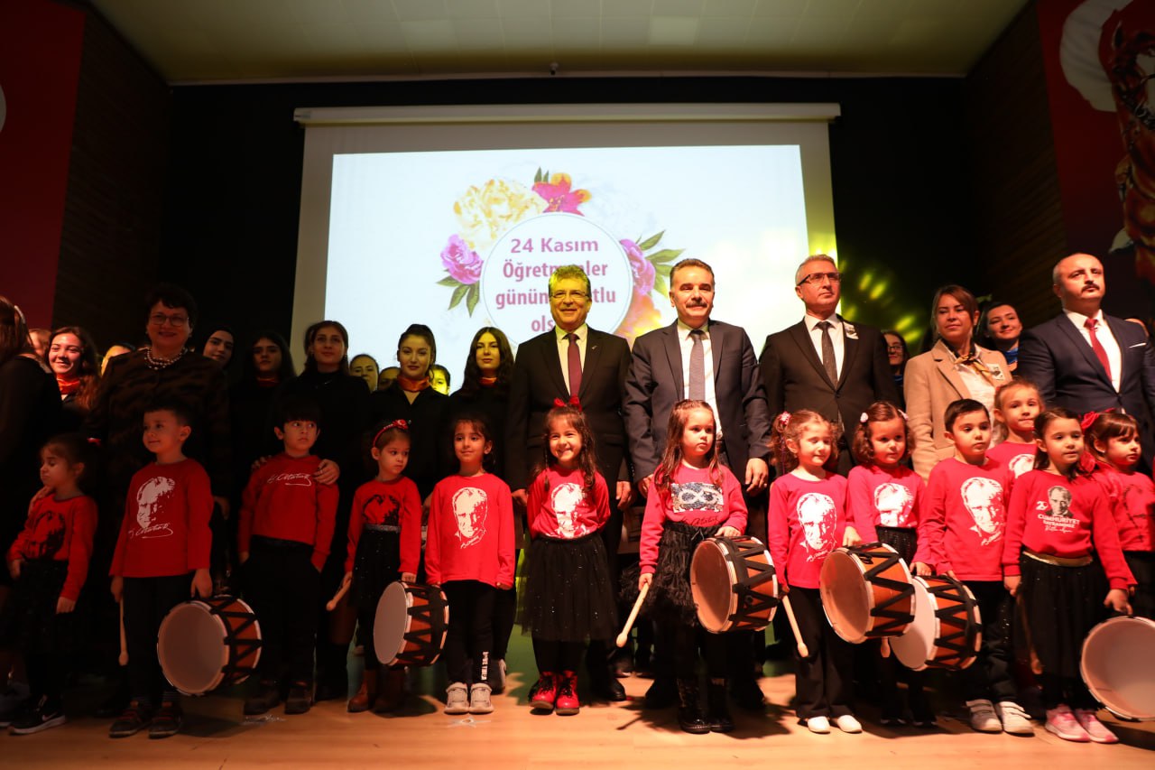 Edremit’te Öğretmenler Günü Kutlandı