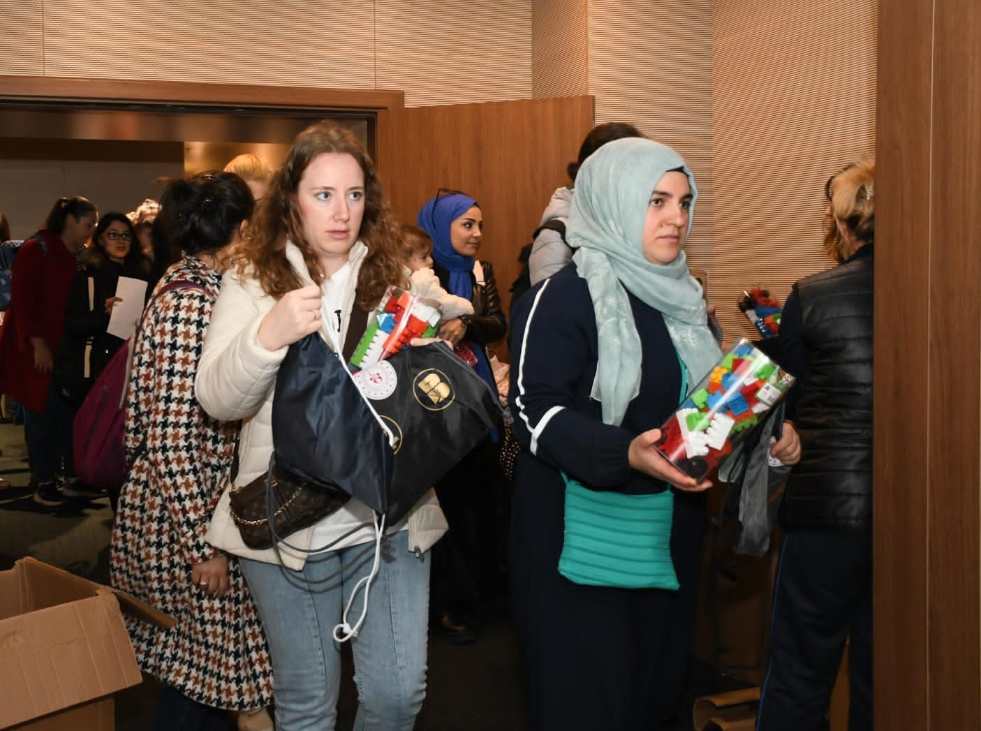 Anneler Spora, Çocuklar Oyuna