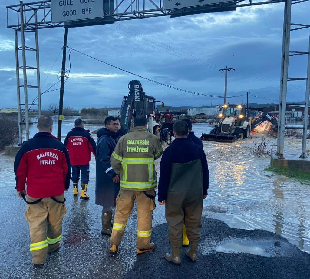 Ayvalık’ta Dere Taştı Heryer Göle Döndü