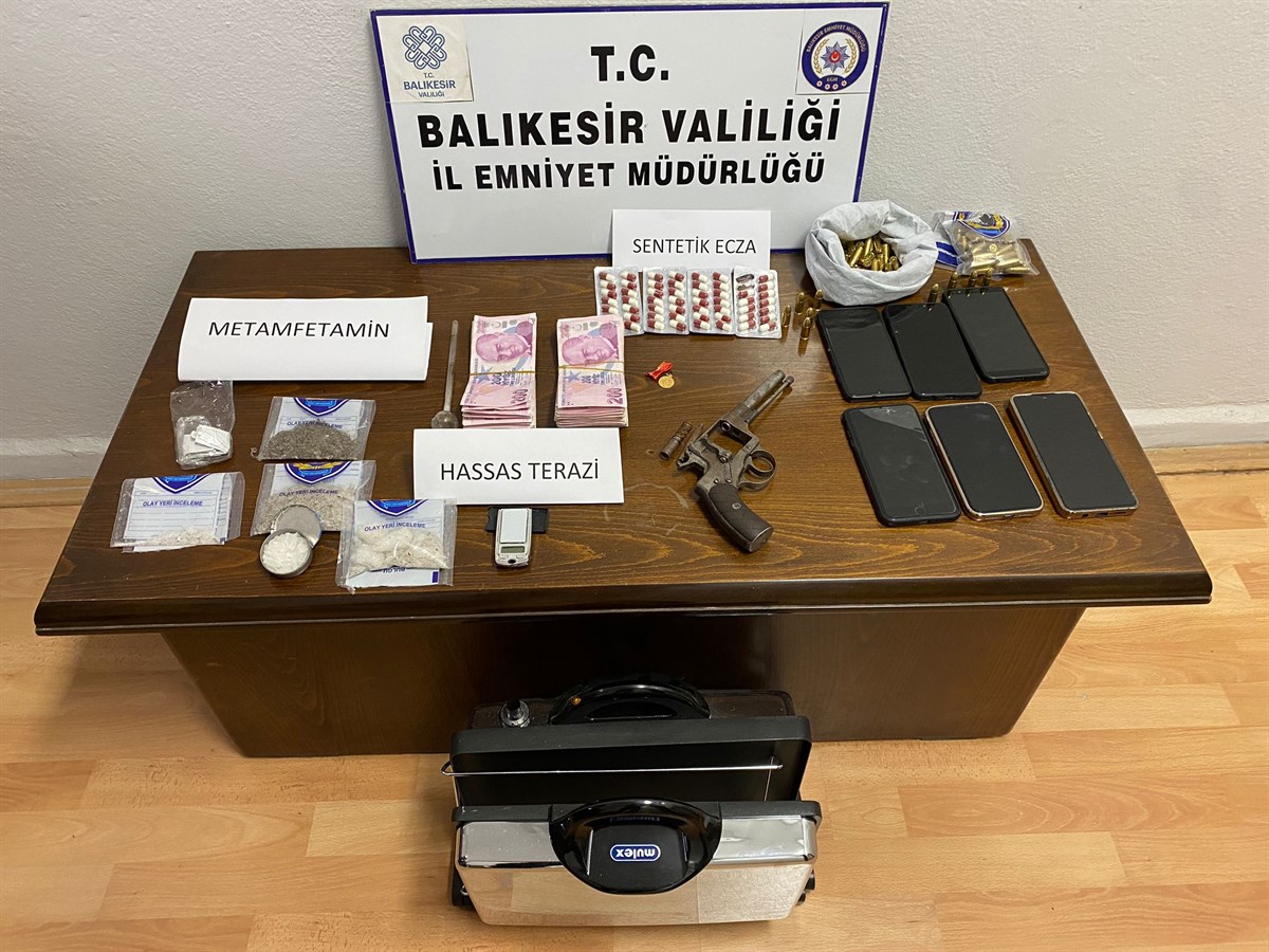 Polis  Uyuşturucu Satıcılarını Yakaladı