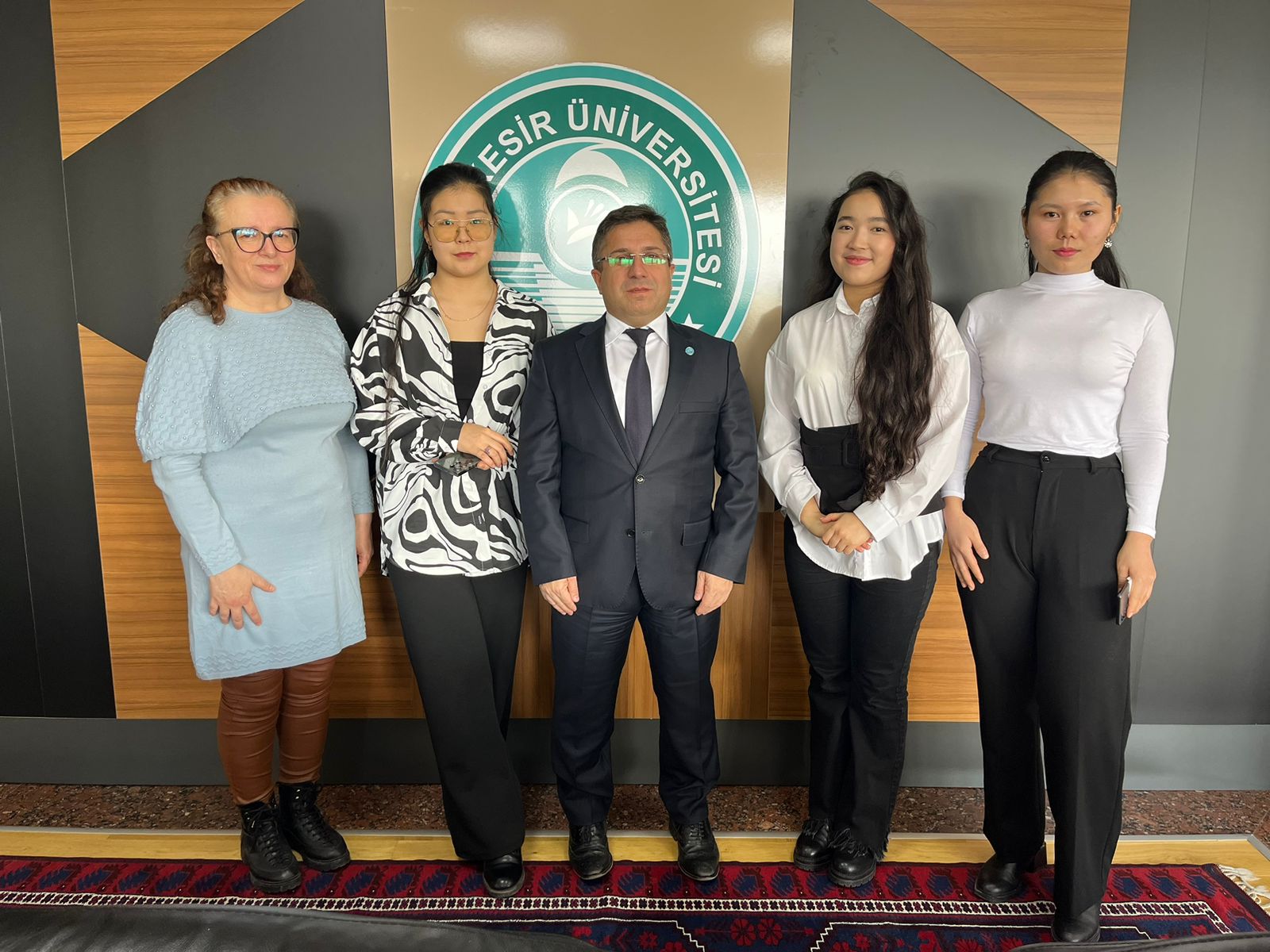 BAÜN’DE EĞİTİM ALAN KAZAKİSTANLI ÖĞRENCİLERDEN REKTÖR OĞURLU’YA ZİYARET