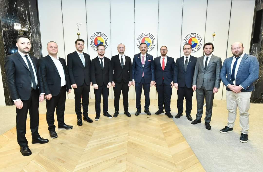 AYVALIKLI GENÇ İŞADAMI KÜRLEK’TEN TOBB BAŞKANI HİSARCIKLIOĞLU’NA ANLAMLI HEDİYE