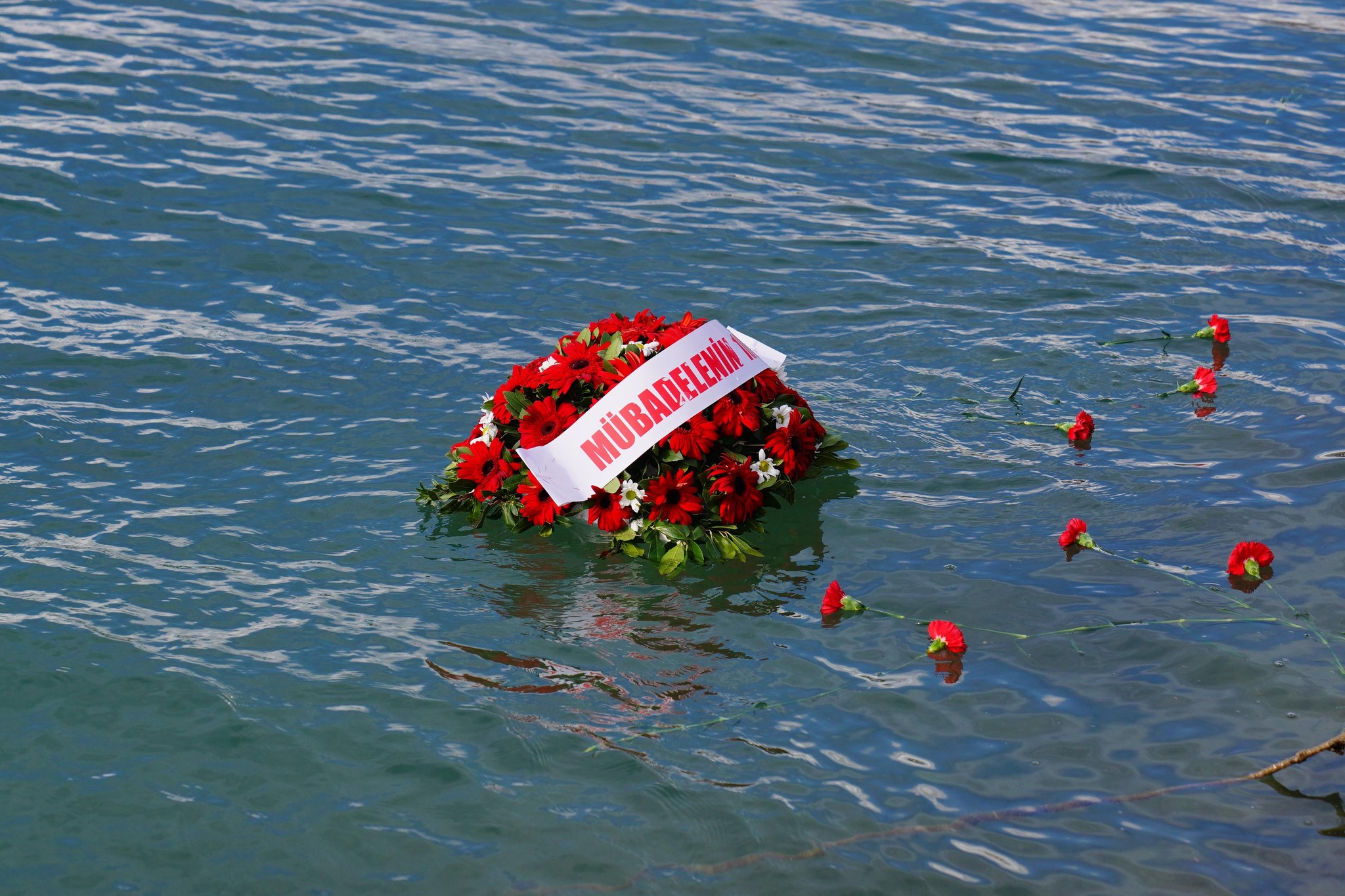 MÜBADELENİN 101. YILI ANISINA DENİZE ÇELENK BIRAKILDI