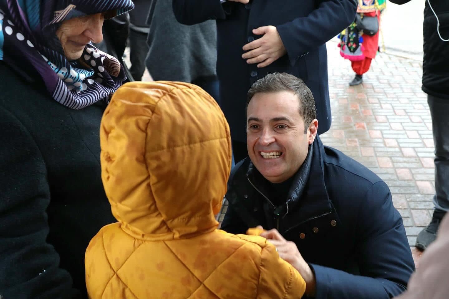 GÖNEN AHMET AKIN’I SEVGİYLE KUCAKLADI