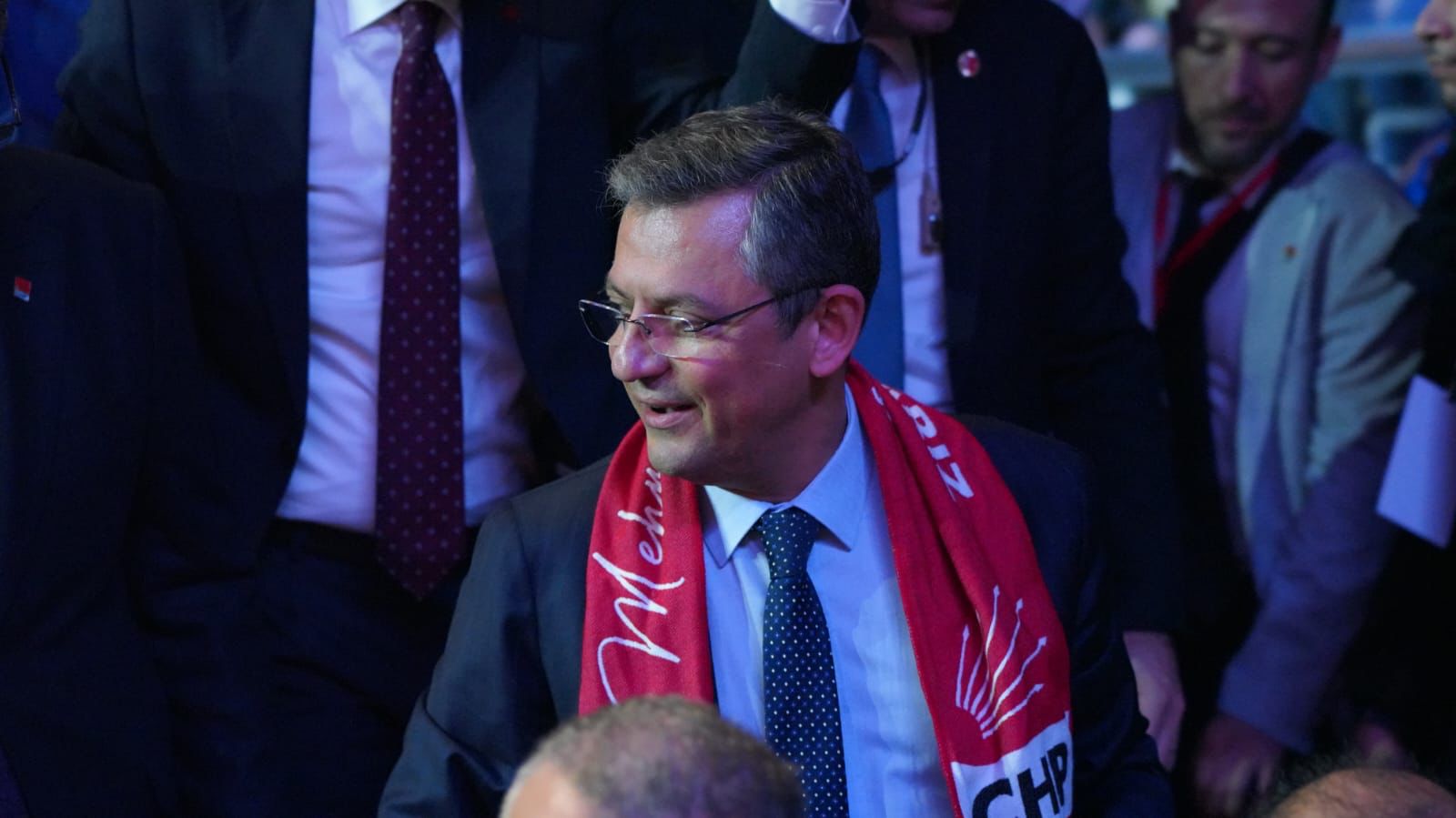 CHP GENEL BAŞKANI ÖZGÜR ÖZEL, MEHMET ERTAŞ ATKISI İLE SALONA GİRDİ