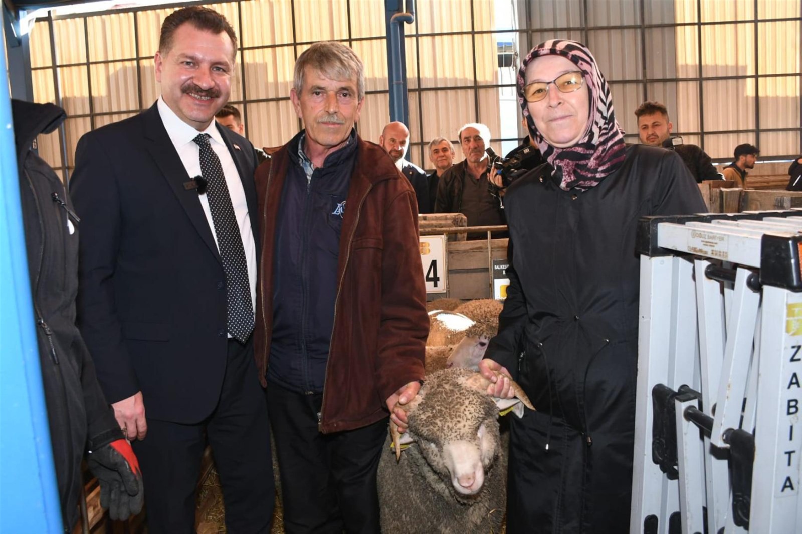 Büyükşehir, Savaştepe’de 550 küçükbaş dağıttı