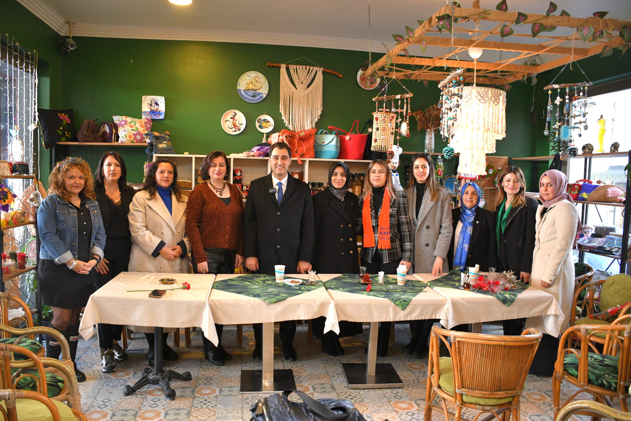 BAŞKAN VURMAZ, KADINLARA KARANFİL DAĞITIP DESTEK İSTEDİ