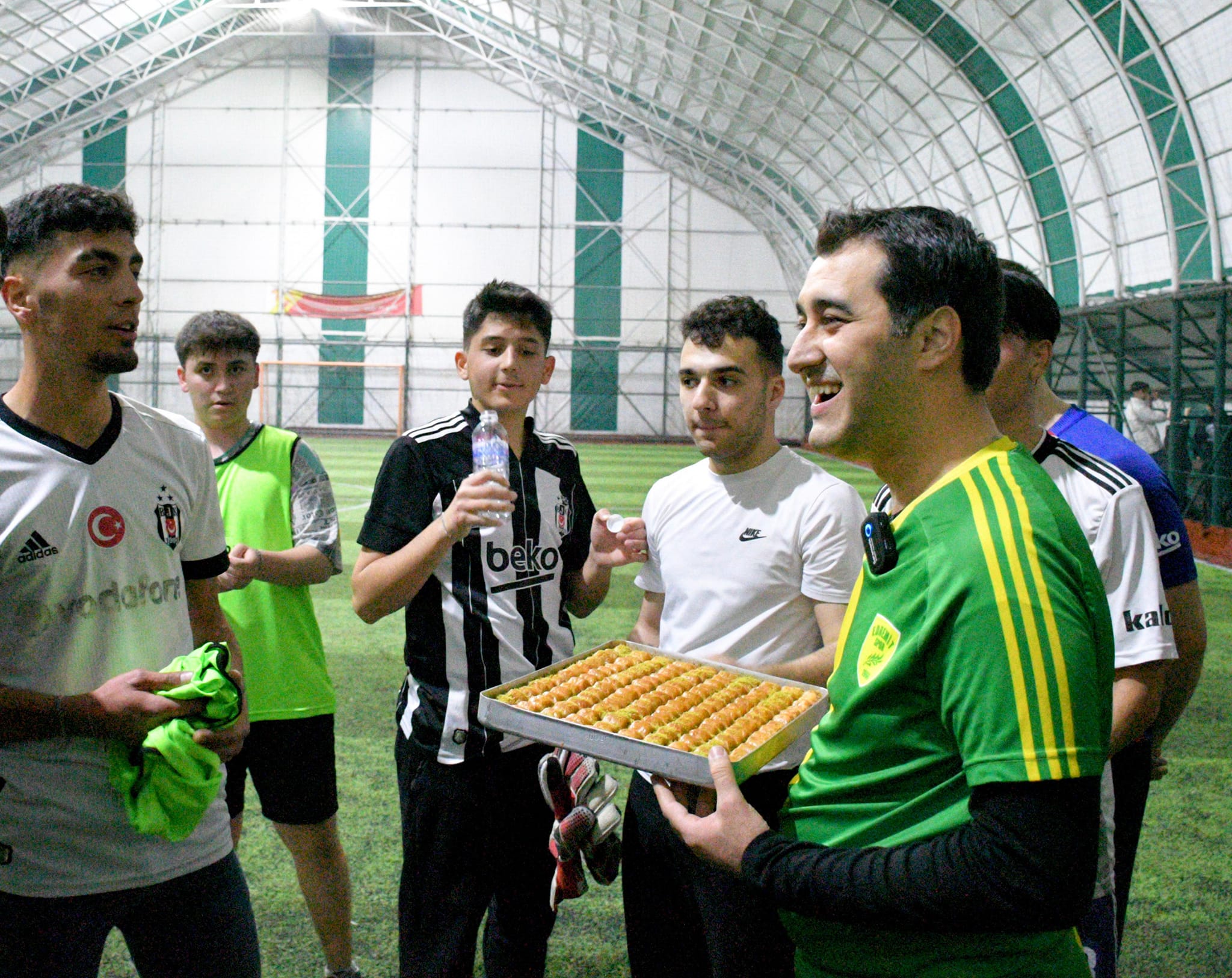 MUHAMMED VURMAZ , GENÇLER İLE HALI SAHA MAÇI YAPTI