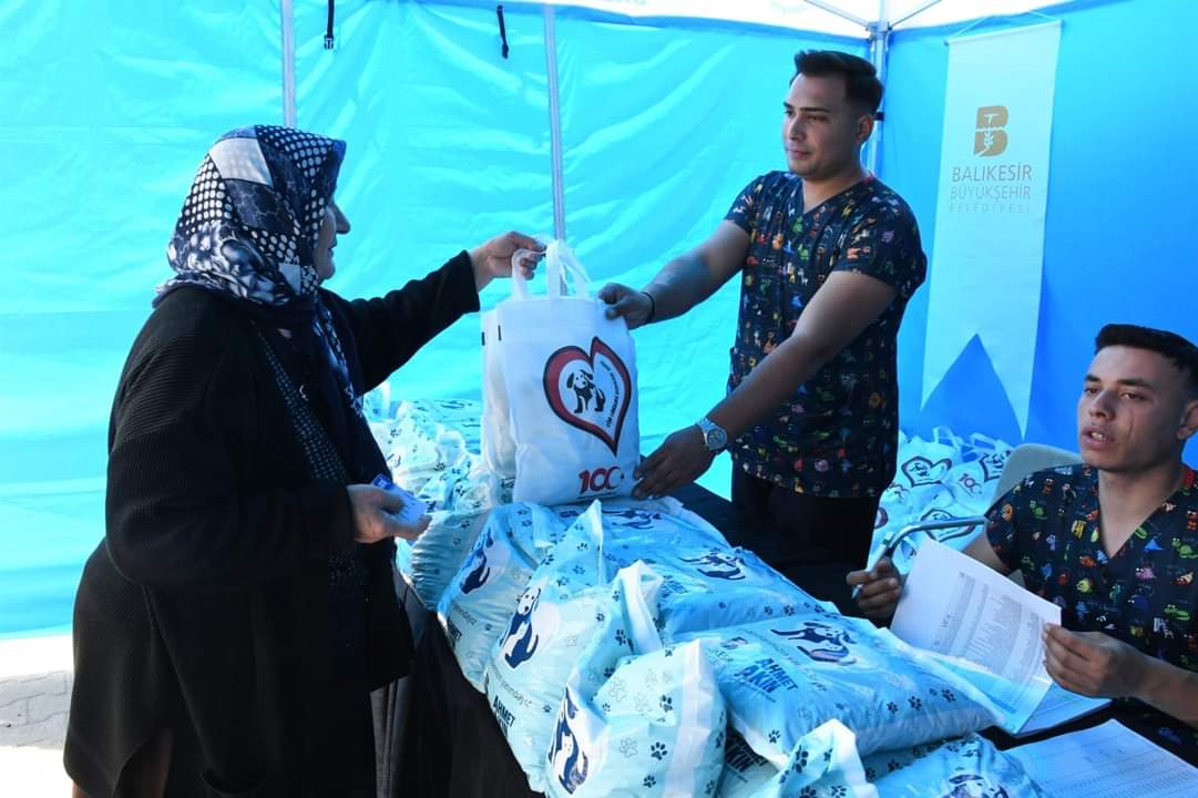 Büyükşehir, patili dostlar için mama dağıtıyor