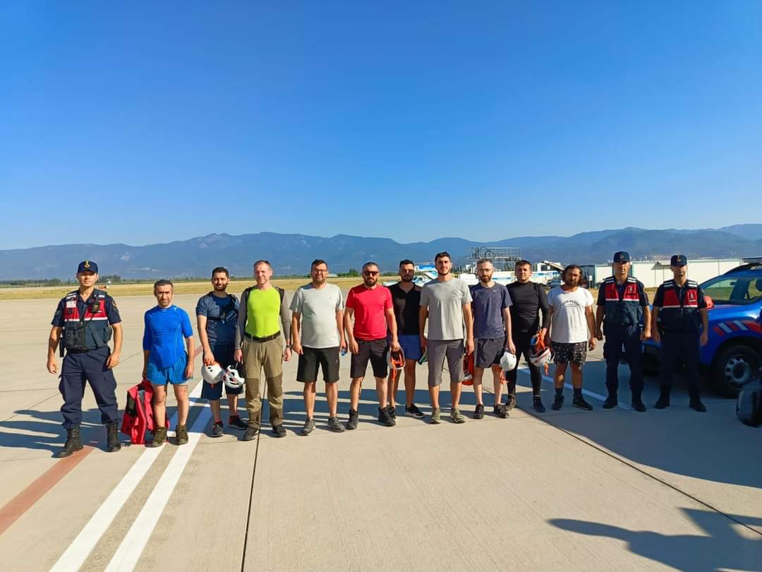 ARAMA KURTARMA MAHSUR KALAN VATANDAŞLARI KURTARDI