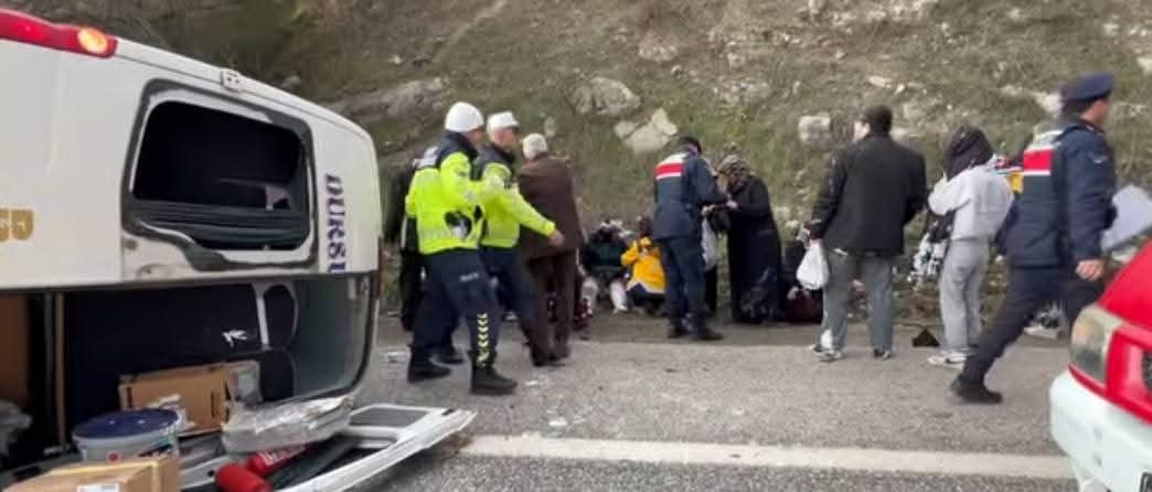 KEPSUT YOLUNDA KAZA! 2 ÖLÜ, 20 YARALI