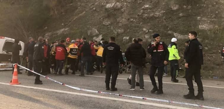 BALIKESİR DURSUNBEY MİNİBÜSÜ , OTOMOBİL İLE ÇARPIŞTI