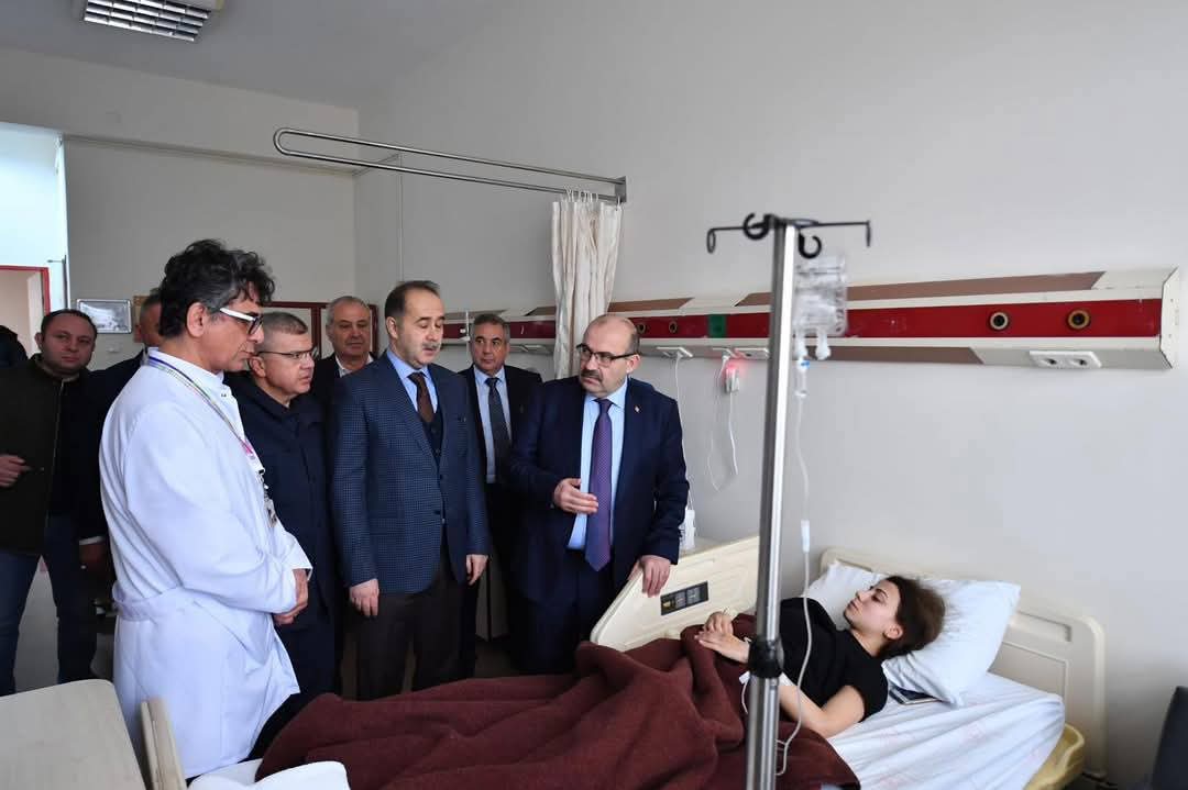 VALİ USTAOĞLU KAZADA YARALANANLARI HASTANELERDE ZİYARET ETTİ