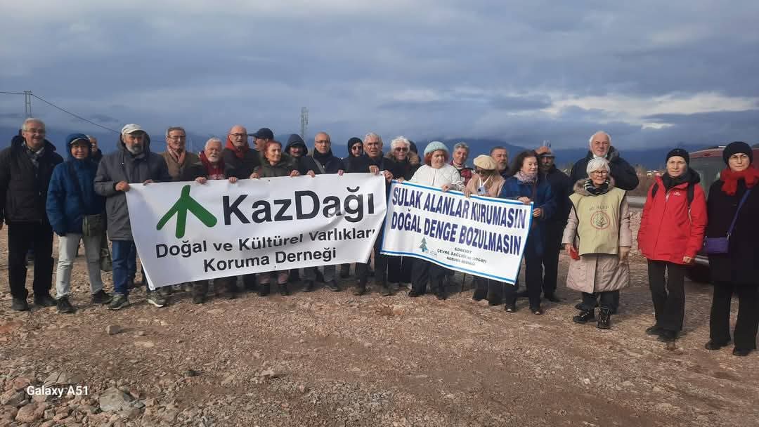 KEŞİF İÇİN 3 YIL SONRA ANCAK GELEN MAHKEME HEYETİNİ AKÇAY SULAK ALANININ GERÇEK SAHİBİ SU KUŞLARI KARŞILADI!