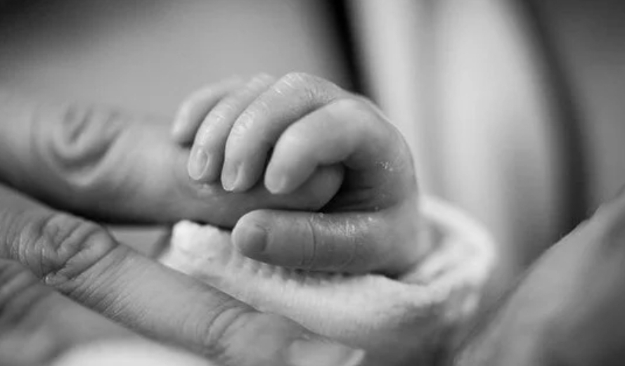 15 YAŞINDAKİ KIZ TUVALETE DOĞUM YAPTI