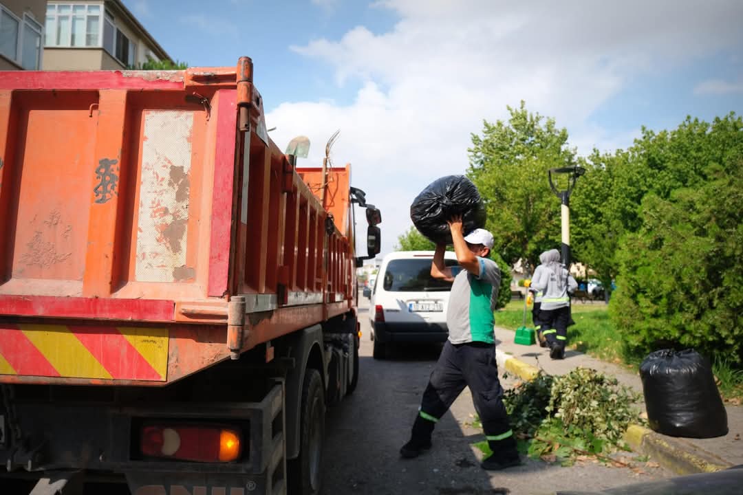 ALTIEYLÜL’DE EKİPLER TAM KADRO SAHADA