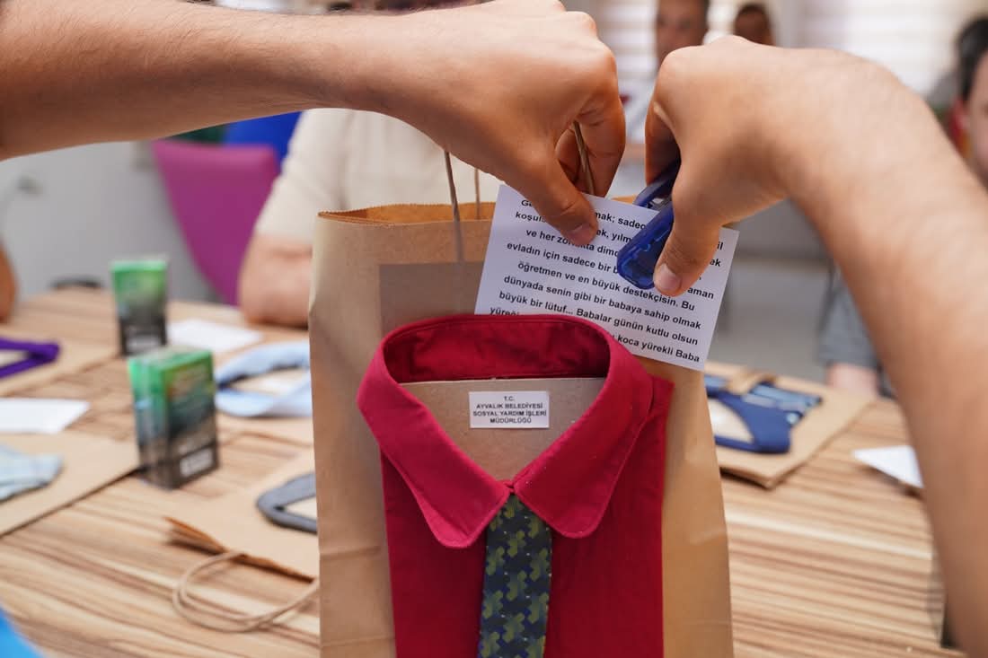 AYVALIK’IN ÖZEL ÇOCUKLARINDAN BABALARINA ANLAMLI SÜRPRİZ