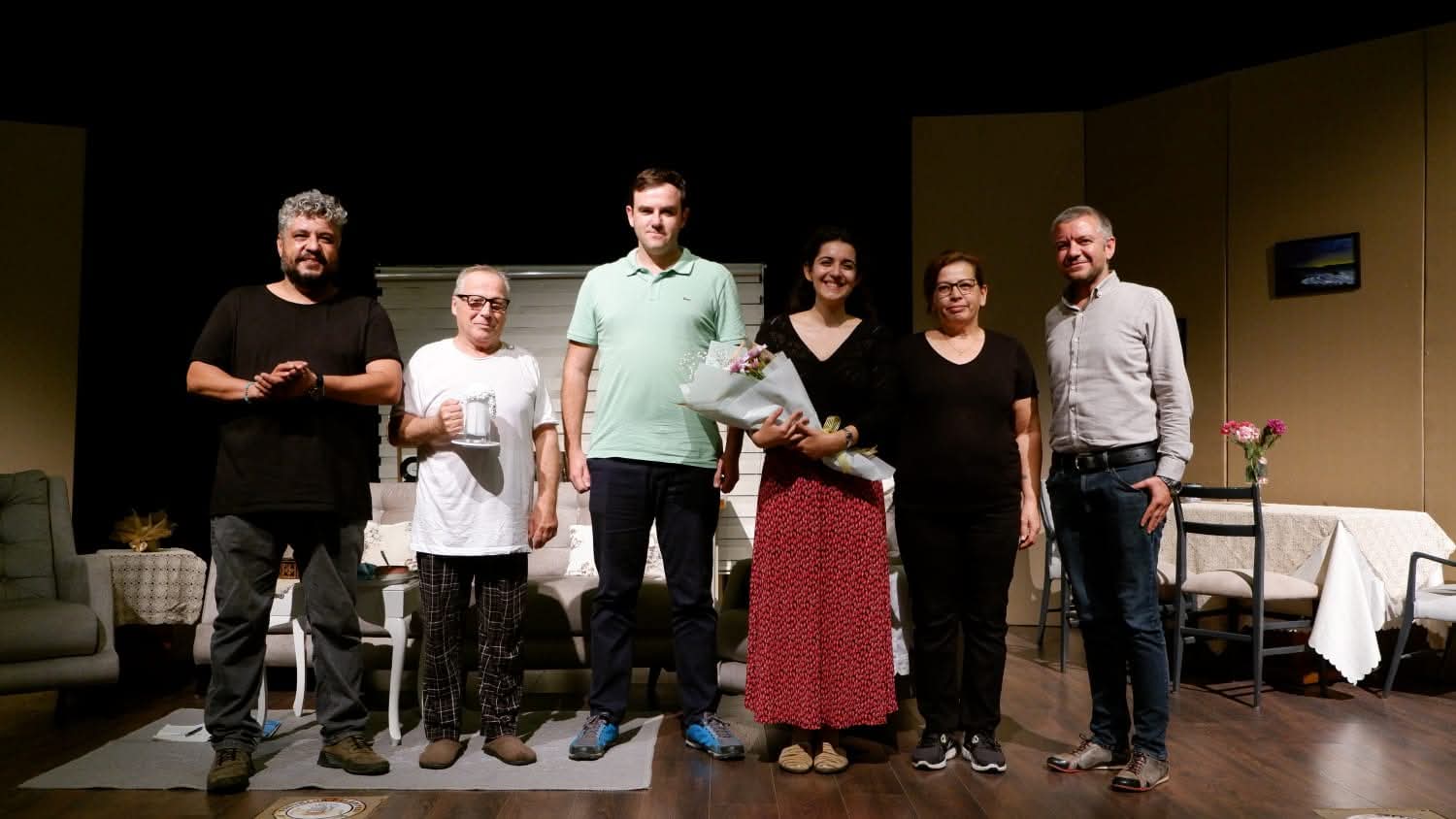 AYVALIK BELEDİYE TİYATROSU’NA ÖDÜL YAĞDI