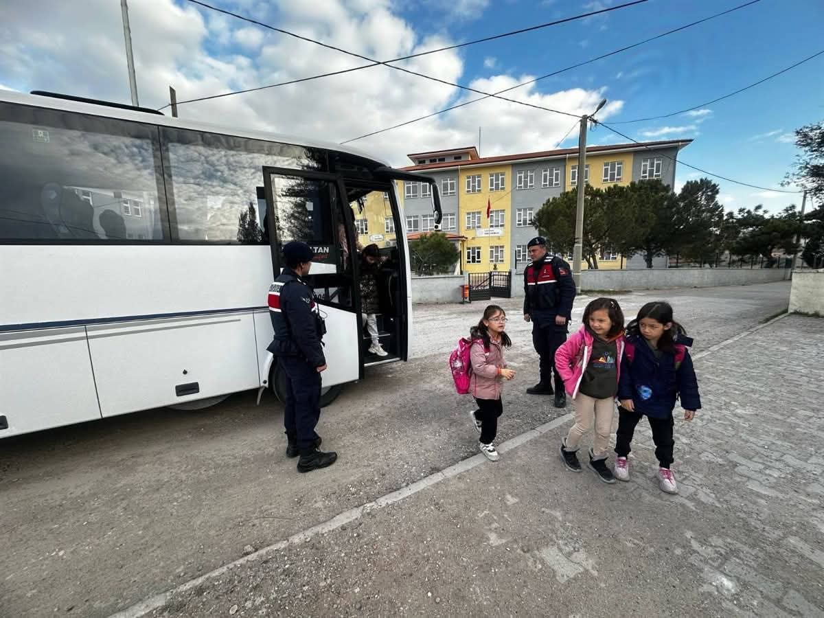 JANDARMA EKİPLERİ, ÇOCUK VE GENÇLERİ KORUYOR