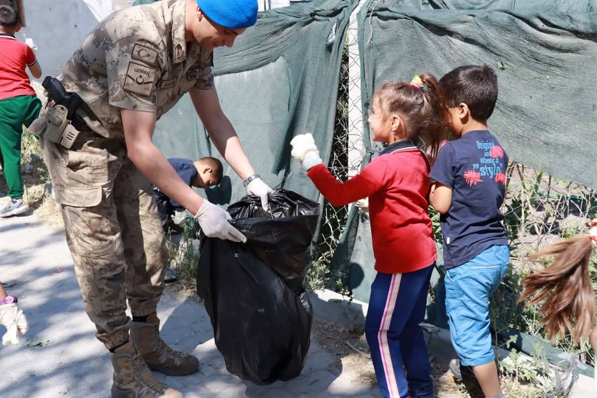 JANDARMADAN ÖĞRENCİLERLE BİRLİKTE ÇEVRE TEMİZLİĞİ