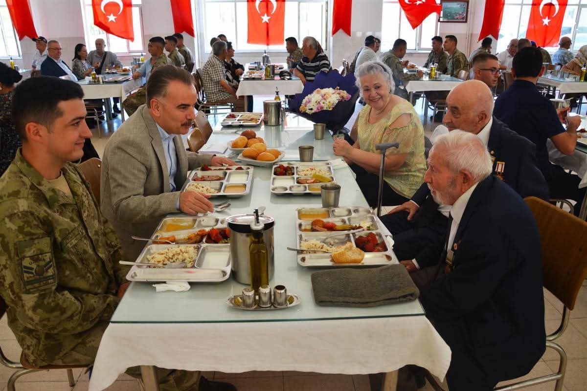 EDREMİT’TE ŞEHİT YAKINLARI VE GAZİLER ONURUNA YEMEK DÜZENLENDİ