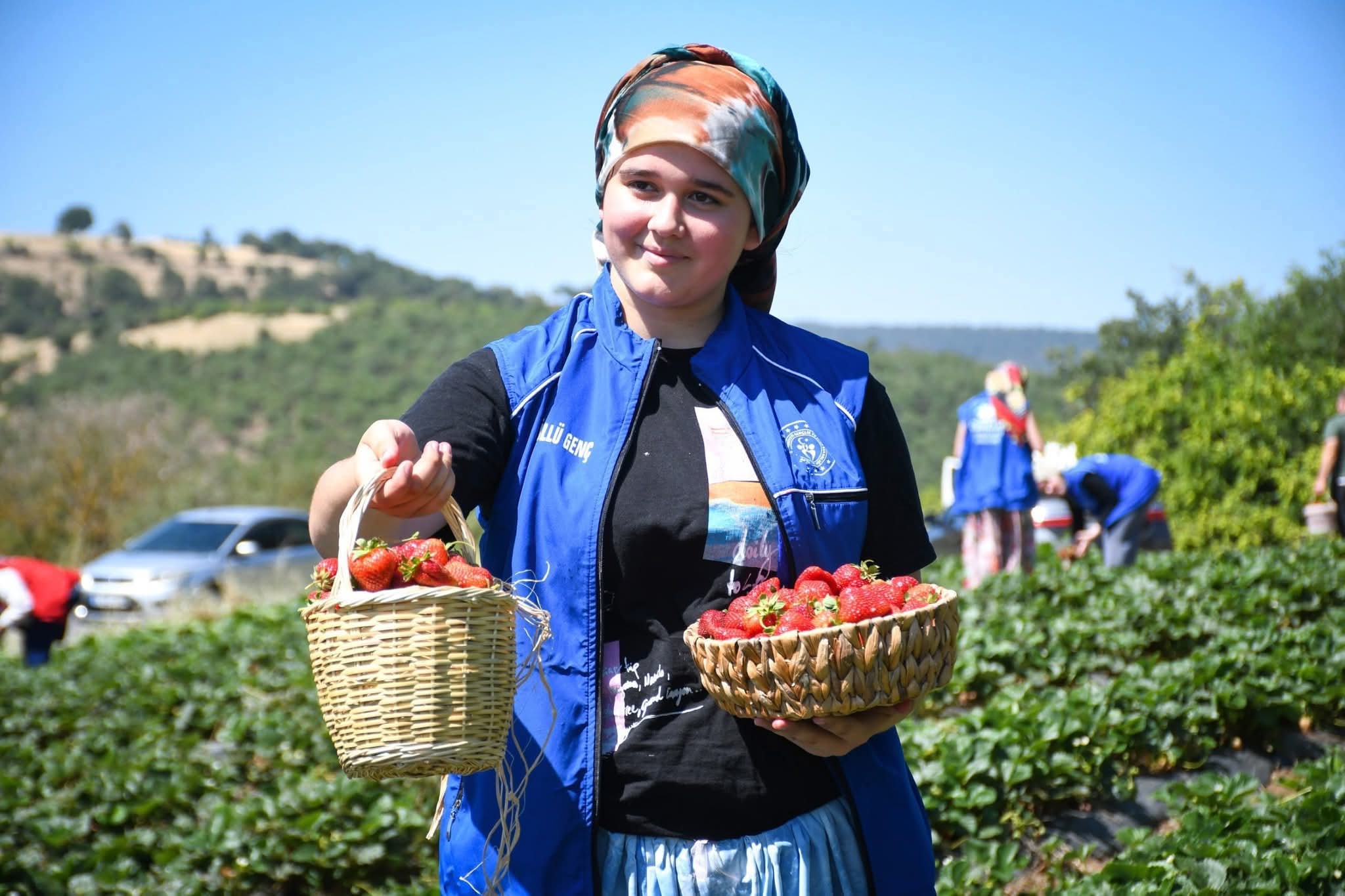 TOPRAĞA DEĞER KATAN GENÇLER, HASADI BEREKETLE BULUŞTURDU
